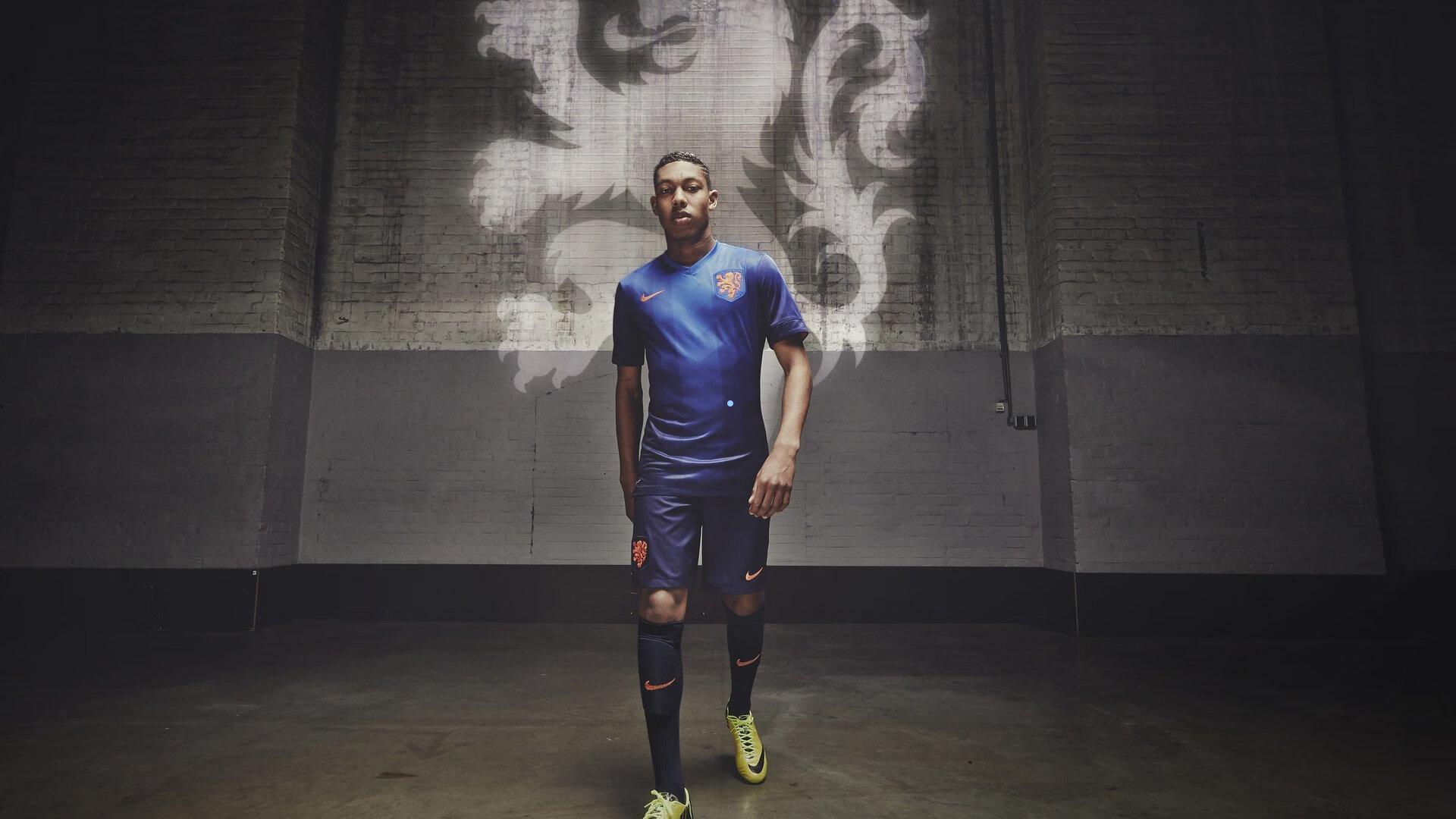 欧冠巅峰对决,麦克托米奈81分钟绝平梅开二度,那不勒斯少帅染红助球队逼平领头羊国米