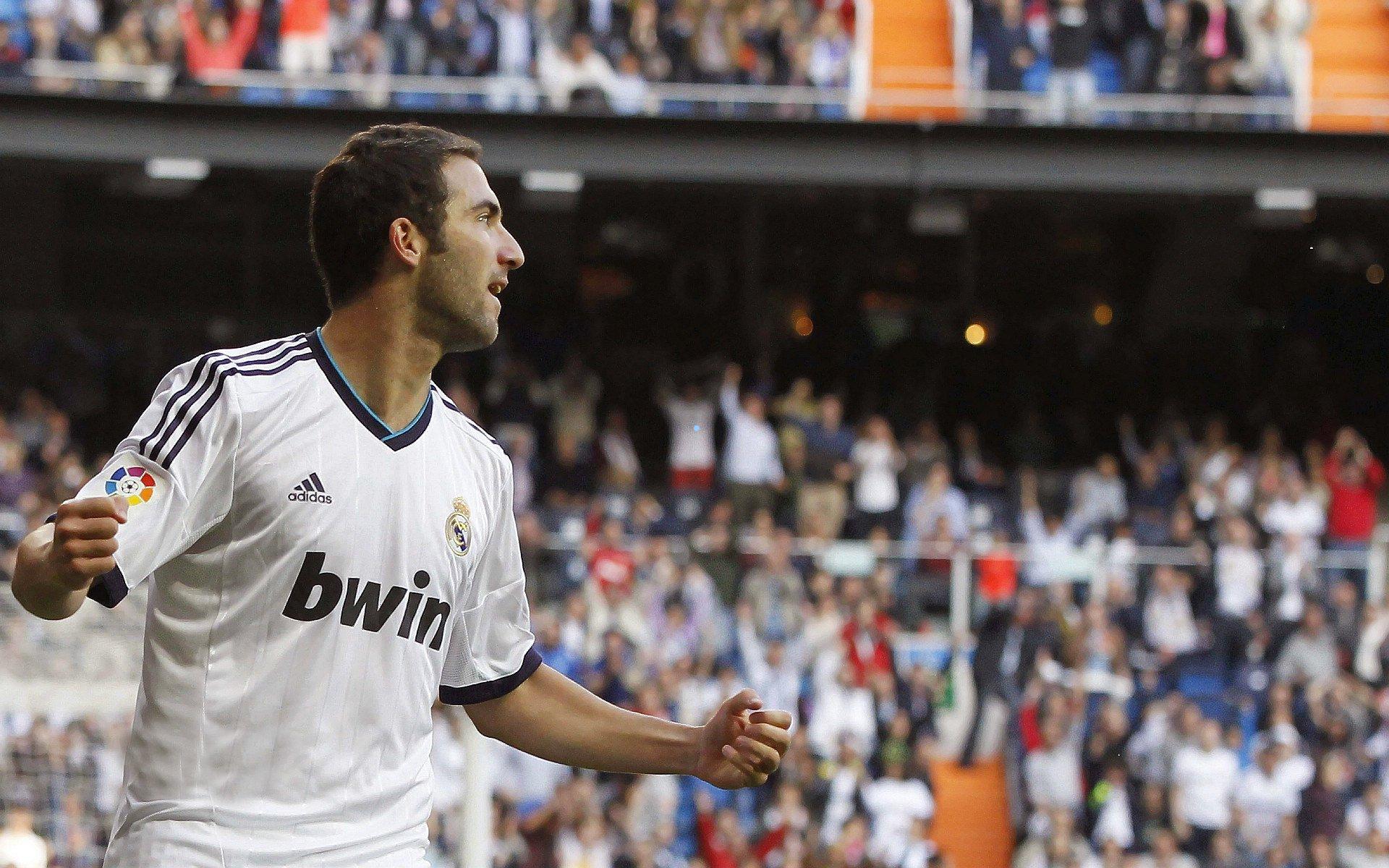 【爱游戏下载爱游戏】凯尔特人主场强势取胜，西蒙斯27分引领团队攻势；武切维奇全能表现难阻公牛败局